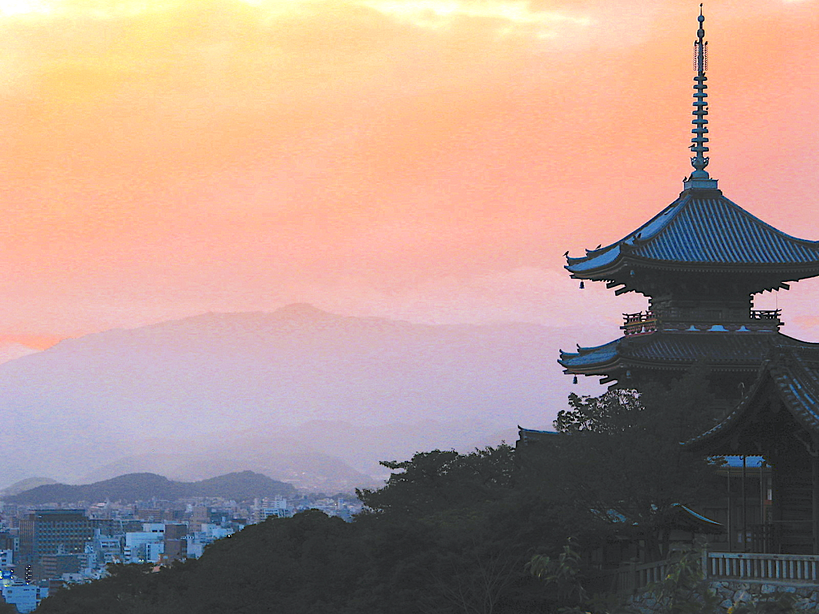 Evening calm at Buddhist temple Kiyomizu-dera in Kyoto